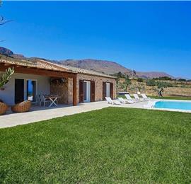 3 bedroom villa with infinity pool and jacuzzi, Scopello, sleeps 5-6